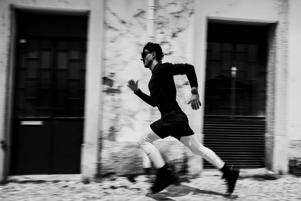 Apple positions the Ultra 4's longer battery life and extended workout mode for endurance athletes.