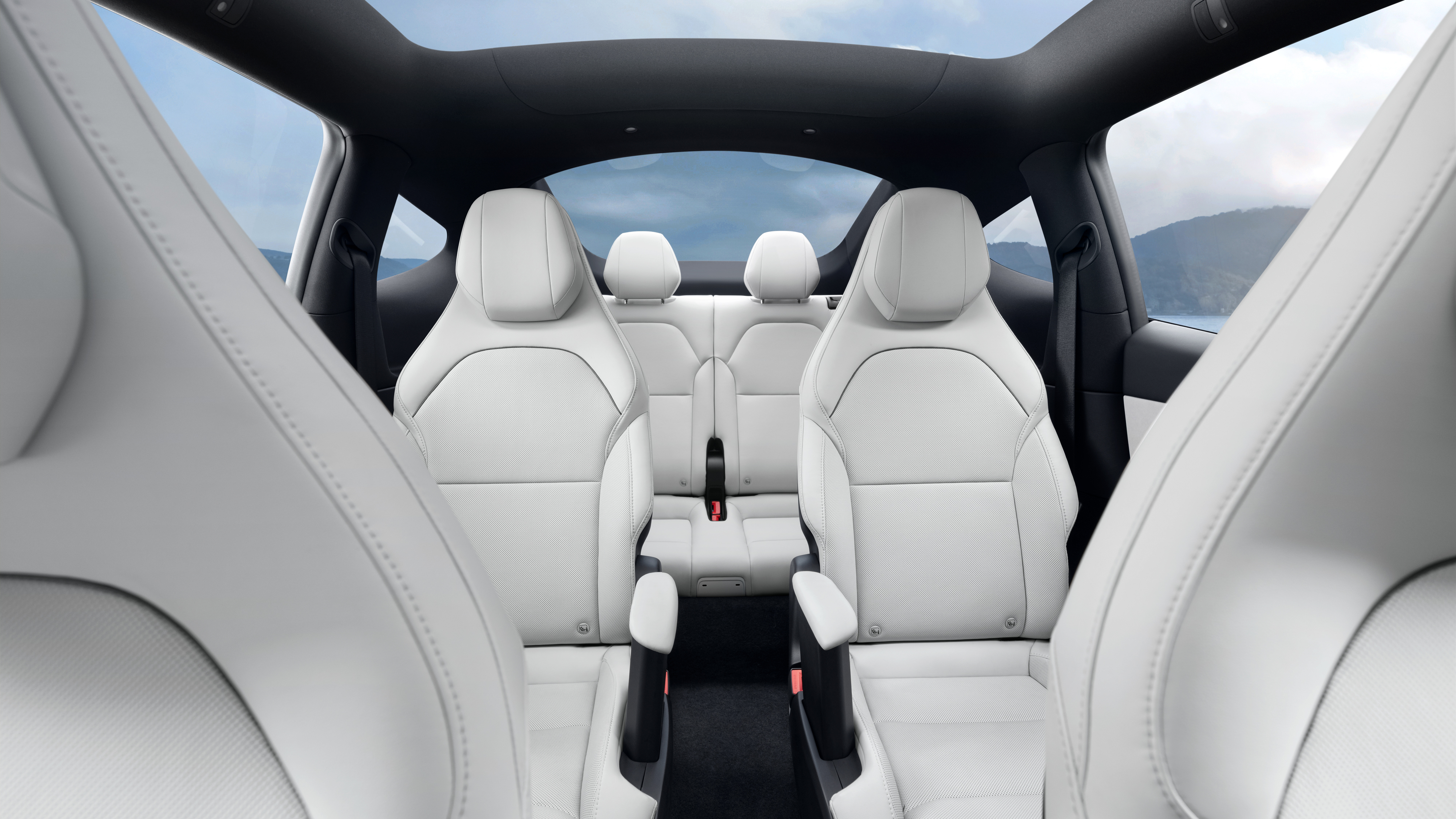 The six-seat 2+2+2 cabin — second-row captain's chairs open a clear walkthrough to the third row, which now has 31 inches of legroom. Image: Tesla